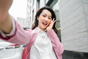 afbeelding van een Aziatische zakenvrouw op straat foto