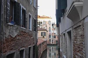 uitzicht op de gracht in Venetië foto