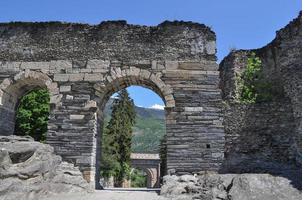 Romeins aquaduct in susa foto