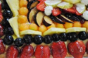 taart of cake met fruit en ijs foto