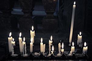 kaarsen in een kerk foto