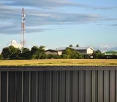 metalen platen werden gemaakt tot het hek van de rijstveldboerderij en het huis in een landelijk deel van Aziatische landen, zachte en selectieve focus. foto