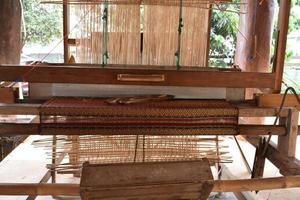 kleine weefgetouwen gemaakt van hout gebruikt voor het weven in landelijke Thaise huishoudens. foto