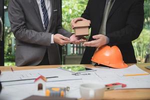 team van architecten of ingenieur die op bureau bespreken met blauwdruk over nieuw opstartproject op bureau. teamgroep op bouwplaatscontroledocumenten en zakelijke workflow.selectieve focus. foto