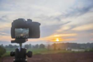 wazig digitale camera die 's ochtends foto's van de natuur maakt. foto