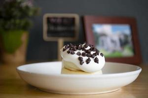 close-up, pannenkoek in Japanse stijl, gegarneerd met chocolade, geplaatst op een houten tafel. foto