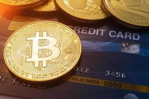 close-up gouden bitcoin op creditcard concept achtergrond. foto