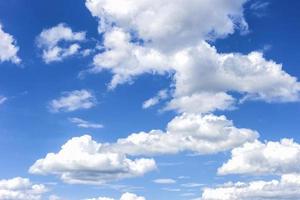 heldere blauwe lucht met effen witte wolk met ruimte voor tekstachtergrond. de uitgestrekte blauwe lucht en de wolken. blauwe hemelachtergrond met kleine wolken natuur. foto