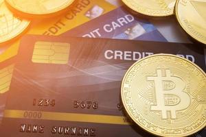 close-up gouden bitcoin op creditcard concept achtergrond. foto