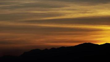 mooie lucht bij zonsopgang natuurlijke achtergrond foto