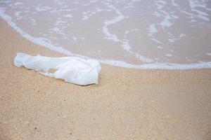 plastic vuilniszakken op het strand aan zee in de ochtend. foto