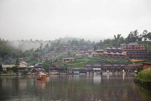 mae hong son thailand 1 november 2021 rak thai village in de ochtend met koele mist. foto