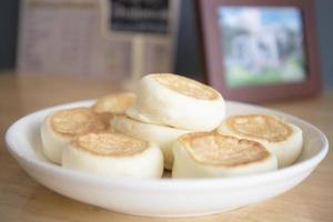 japanse pannenkoeken staan klaar om op tafel geserveerd te worden. foto