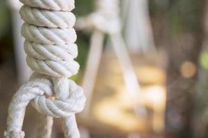 touw vastgebonden in een knoop, hangend aan een houten stoel. foto