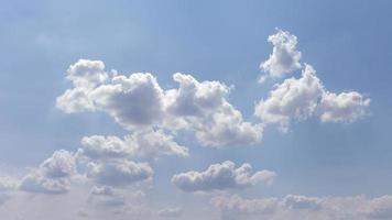 blauwe hemelachtergrond met de natuurlijke achtergrond van wolken.