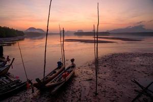 scène van zonsopgang in samchongtai, provincie phangnga foto