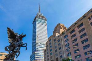 landmark toren torre latinoamericana in de buurt van het centrale park van alameda foto