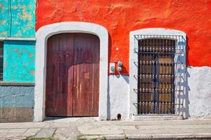 kleurrijke puebla-straten in het historische stadscentrum foto