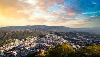 mexico, taxco city uitkijkpunt met uitzicht op schilderachtige heuvels en kleurrijk koloniaal historisch stadscentrum foto