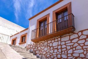 zacatecas, mexico, kleurrijke oude stadsstraten in het historische centrum van de nabije centrale kathedraal foto