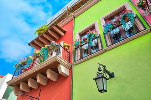 monterrey, kleurrijke historische gebouwen in het centrum van de oude stad barrio antiguo tijdens een hoog toeristenseizoen foto