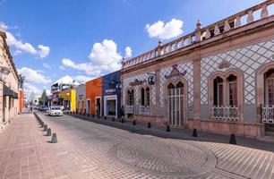 centraal mexico, aguascalientes kleurrijke straten en koloniale huizen in het historische stadscentrum, een van de belangrijkste toeristische attracties van de stad foto