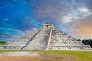 chichen itza, een van de grootste maya-steden, een grote precolumbiaanse stad gebouwd door het maya-volk. de archeologische vindplaats bevindt zich in de staat Yucatan, Mexico foto