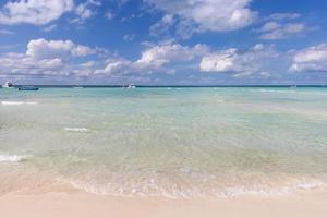 mexico, cancun, isla mujeres, playa norte strand met palmbomen en zand wachtend op toeristen foto