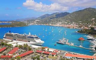 cruiseschip aangemeerd in de buurt van het eiland sint thomas op een Caribische vakantiecruise foto