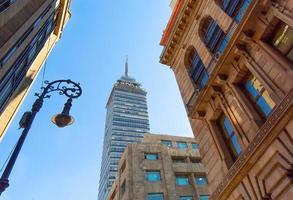 landmark toren torre latinoamericana in de buurt van het centrale park van alameda foto