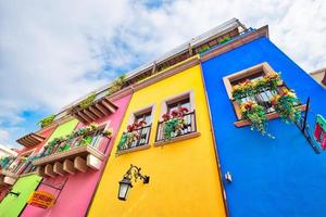 kleurrijke historische gebouwen in het centrum van de oude stad barrio antiguo tijdens een hoogseizoen voor toeristen foto