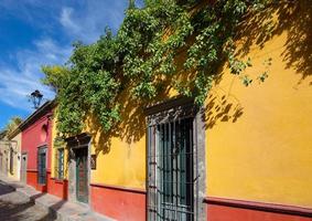 mexico, kleurrijke gebouwen en straten van san miguel de allende in het historische stadscentrum foto