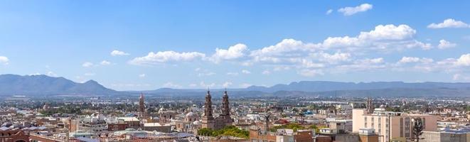 centraal mexico, aguascalientes. panoramisch uitzicht op kleurrijke straten en koloniale huizen in het historische stadscentrum in de buurt van de kathedraalbasiliek, een van de belangrijkste toeristische attracties van de stad foto