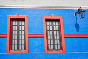 monterrey, kleurrijke historische gebouwen in het centrum van de oude stad barrio antiguo tijdens een hoog toeristenseizoen foto