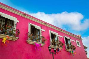 oaxaca, mexico, schilderachtige oude stadsstraten en kleurrijke koloniale gebouwen in het historische stadscentrum foto