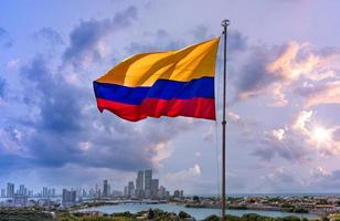 vlag wankelt voor schilderachtig uitzicht op de moderne skyline van Cartagena in de buurt van het historische stadscentrum en de hotelzone van het resort foto