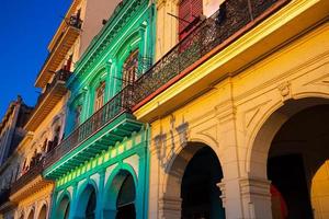 schilderachtige kleurrijke oude straten van havana in het historische centrum van havana vieja in de buurt van paseo el prado en capitolio foto