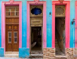 schilderachtige kleurrijke oude straten van havana in het historische centrum van havana vieja in de buurt van paseo el prado en capitolio foto