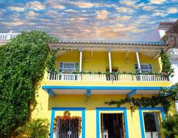 Colombia, schilderachtige kleurrijke straten van Cartagena in het historische Getemani-district in de buurt van de ommuurde stad, Ciudad Amurallada, een UNESCO-werelderfgoed foto