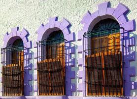 mexico, mazatlan, kleurrijke oude stadsstraten in het historische stadscentrum foto