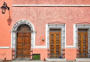 monterrey, kleurrijke historische gebouwen in het centrum van de oude stad barrio antiguo tijdens een hoog toeristenseizoen foto