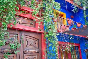 monterrey, kleurrijke historische gebouwen in het centrum van de oude stad barrio antiguo tijdens een hoog toeristenseizoen foto