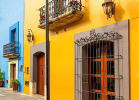 oaxaca, mexico, schilderachtige oude stadsstraten en kleurrijke koloniale gebouwen in het historische stadscentrum foto