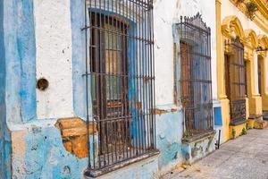 monterrey, kleurrijke historische gebouwen in het centrum van de oude stad barrio antiguo tijdens een hoog toeristenseizoen foto