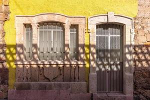 mexico, morelia toeristische attracties van kleurrijke straten en koloniale huizen in het historische centrum foto