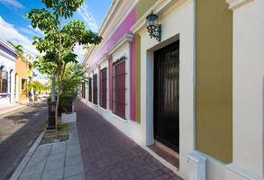 mexico, mazatlan, kleurrijke oude stadsstraten in het historische stadscentrum foto