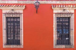 morelia, michoacan, kleurrijke straten en koloniale huizen in het historische stadscentrum van morelia, een van de belangrijkste toeristische attracties van de stad foto