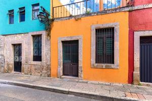 morelia, michoacan, kleurrijke straten en koloniale huizen in het historische stadscentrum van morelia, een van de belangrijkste toeristische attracties van de stad foto