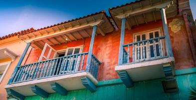 Colombia, schilderachtige kleurrijke straten van Cartagena in de historische wijk Getemani in de buurt van de ommuurde stad foto