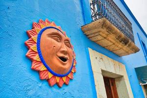 oaxaca, schilderachtige oude stadsstraten en kleurrijke koloniale gebouwen in het historische stadscentrum foto